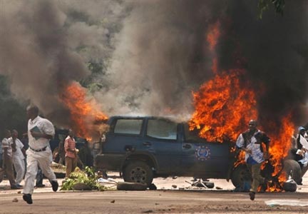 Une voiture de la force Eupol, la police européenne, incendiée après des échanges violents entre les autorités et les partisans de Jean-Pierre Bemba qui a provoqué un départ de feu à la Cour Suprême de la République démocratique du Congo. &#13;&#10;&#13;&#10;&#9;&#9;(Photo : AFP)