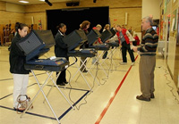 Les électeurs américains ont voté notamment avec des machines électroniques. 

		(Photo : AFP)