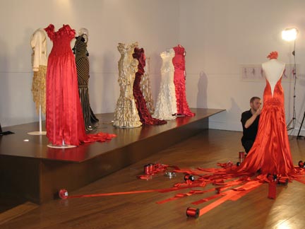François Eymeric, couturier en train de réaliser une robe éphémère en ruban pour l'exposition «<em>Les Enrubannées</em>». &#13;&#10;&#13;&#10;&#9;&#9;(Photo : Danielle Birck/ RFI)