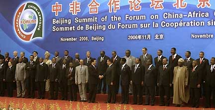 «Photo de famille» du sommet Chine-Afrique, qui s'est achevé le 5 novembre 2006 à Pékin.  &#13;&#10;&#13;&#10;&#9;&#9;(Photo: AFP)