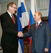 Le Premier ministre finlandais Matti Vanhanen (à g.) et le président russe Vladimir Poutine au sommet UE-Russie d'Helsinki 

		(Photo : AFP)