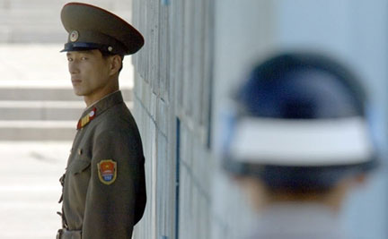 Sur le 38e parallèle, à la limite entre les deux Corées. Pour l'International Crisis Group, la Corée du Nord rejoint les pourparlers à six pour être «<i>reconnue en tant que puissance nucléaire</i>». &#13;&#10;&#13;&#10;&#9;&#9;(Photo: AFP)