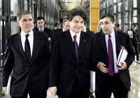 Le pdg de Suez, Gérard Mestrallet (G), le ministre de l'Economie, Thierry Breton, et le pdg de Gaz de France, Jean-François Cirelli (D). 

		(Photo : AFP)