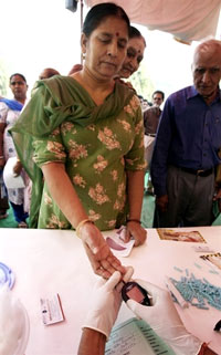 Des Indiens vérifient leur taux de sucre dans le sang, durant la huitième journée mondiale du diabète.  

		(Photo : AFP)