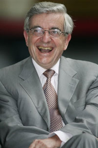 Le président d'honneur du Mouvement républicain et citoyen (MRC), Jean-Pierre Chevènement a annoncé lundi 6 novembre sa candidature à l'élection présidentielle de 2007. 

		(Photo : AFP)