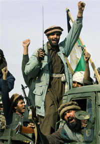 Le 12 novembre 2001, les soldats de l'Alliance du Nord entrent dans Kaboul. 

		(Photo : AFP)