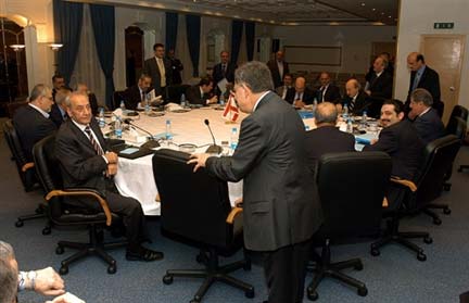Le Premier ministre libanais Fouad Siniora (d. debout) avec le président de la Chambre (g.), Nabih Berry. (Photo : AFP)