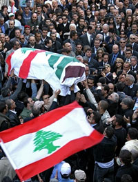 Funérailles de Pierre Gemayel, le ministre de l'Industrie libanais, assassiné le 21 novembre 2006 à Beyrouth. La foule lui rend un dernier hommage. 

		(Photo : AFP)