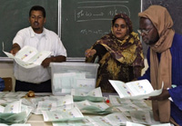 Un bureau de vote à Nouakchott. Dimanche, le premier tour des législatives a vu l'entrée de huit femmes au Parlement. 

		(Photo : AFP)