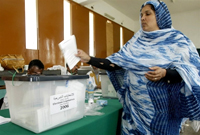 Une Mauritanienne vote, à Nouakchott, dimanche 19 novembre 2006, aux élections municipales et législatives. 

		(Photo : AFP)