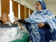 Une Mauritanienne vote, à Nouakchott, dimanche 19 novembre 2006, aux élections municipales et législatives.(Photo : AFP)