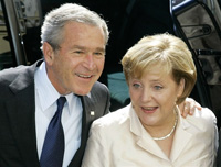 Le président George W. Bush et la Chancelière Angela Merkel affichent une entente cordiale. 

		(Photo : AFP)