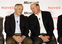 Le patron de Novell, Ron Hovsepian (à gauche) et le président de Microsoft, Steve Ballmer ont souligné l'importance de cette alliance sur le front de l'interopérabilité, une notion chère à la communauté des utilisateurs de logiciels libres. 

		(Photo : AFP)