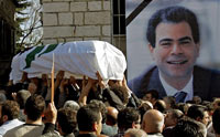 Des milliers de personnes se sont déplacées à Bekfaya rendre un dernier hommage à Pierre Gemayel assassiné par un groupe armé mardi 21 novembre à Beyrouth. 

		(Photo : AFP)