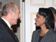 Le Premier ministre israélien a été accueilli par la chef de la diplomatie américaine Condoleezza Rice, avant de rencontrer le président américain George Bush. 

		(Photo : AFP)