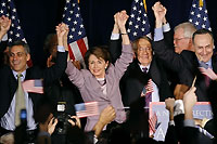La démocrate californienne Nancy Pelosi (centre de l'image) devrait devenir la première femme à présider la Chambre des représentants. 

		(Photo: AFP)