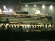 Pour quitter le chantier naval, le paquebot&nbsp;<em>Perle norvégienne </em>devait passer sous un câble mis hors tension plus tôt que prévu. 

		(Photo : AFP)