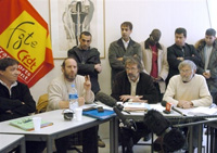 Au premier plan, un avocat et des syndicalistes donnent une conférence de presse à Paris le 07 novembre 2006, en présence de bagagistes (2e plan) touchés par une procédure préfectorale de retrait de badge d'accès à l'aéroport de Roissy. 

		(Photo : AFP)