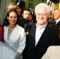 Lionel Jospin, l'ancien candidat, (à d.) se rallie à la nouvelle candidate, Ségolène Royal (à g.) comme beaucoup d'autres figures du Parti Socialiste. 

		(Photo : AFP)
