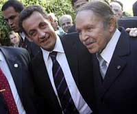Le ministre français de l'Intérieur Nicolas Sarkozy (à g.) en compagnie du président algérien Abdelaziz Bouteflika, le 14 novembre à Alger. 

		(Photo: AFP)