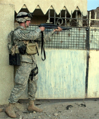 Steven Green, 21 ans, lors d'une opération en Irak. Il a été inculpé le 4 juillet aux Etats-Unis de viol et de meurtre dans la même affaire. 

		(Photo : AFP)