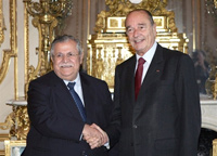 Jacques Chirac au président irakien, Jalal Talabani : «<em>Aux yeux de la France, il est important de fixer une perspective de retrait</em>» des forces internationales. 

		(Photo : AFP)