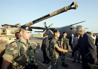 Avant de quitter le Tchad, Dominique de Villepin est allé saluer le contingent français de la base aérienne de N'Djamena. 

		(Photo : AFP)