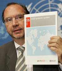 Peter Piot, directeur de l'Onusida présente le rapport annuel sur l'épidémie du sida. 

		(Photo : AFP)