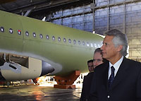 Le Premier ministre français Dominique de Villepin visite à Toulouse la chaîne d'assemblage des Airbus A-320, le 14 novembre 2006. 

		(Photo: AFP)