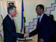 Dominique de Villepin alors ministre français des Affaires étrangères est reçu à Kigali le 22 septembre 2002 par le président Paul Kagame. 

		(Photo : diplomatie.gouv.fr)