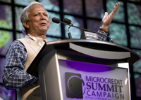 Le «banquier des pauvres», le Bangladais Muhammad Yunus, prix Nobel de la paix 2006 lors du sommet global sur le microdrédit, le 12 novembre 2006 à Halifax.(Photo : AFP)