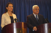 Ségolène Royal avec Mahmoud Abbas à Gaza. &#13;&#10;&#13;&#10;&#9;&#9;(Photo : Florent Guignard/ RFI)