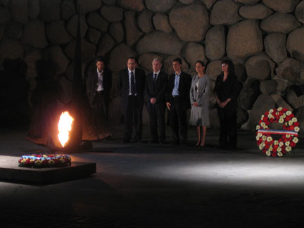 Recueillement devant la flamme du souvenir de Yad Vashem à Jérusalem. (Photo : Florent Guignard/ RFI)