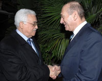 Mahmoud Abbas (gauche) et Ehud Olmert tentent de relancer le processus de paix israélo-palestinien. 

		(Photo : AFP)