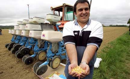 Un agriculteur présente des semences de maïs génétiquement modifié, le 27 avril 2006 aux abords de Toulouse. &#13;&#10;&#13;&#10;&#9;&#9;(Photo: AFP)