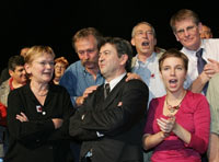 Le 17 novembre 2006, à Montpellier : de gauche à droite (1er rang) : Marie-George Buffet (PC), Jean-Luc Melenchon (PS), Clementine Autain (apparentée communiste). De gauche à droite (2er rang) José Bové (altermondialiste), Yves Salesse (Fondation Copernic), et Patrick Braouzec (PC). 

		(Photo : AFP)