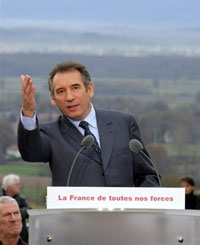 François Bayrou a annoncé sa candidature à la présidentielle 2007 à Serres-Castet, dans le Béarn, le 2 décembre 2006. 

		(Photo: AFP)