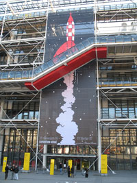 Le Centre Beaubourg et son affiche monumentale de l'exposition sur Hergé. (Photo : Elisabeth Bouvet/ RFI)