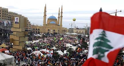 La foule compacte des opposants au gouvernement Siniora occupe toute la place Riad Solh de Beyrouth, située à 150 mètres de la colline du Grand Sérail. &#13;&#10;&#13;&#10;&#9;&#9;(Photo: AFP)