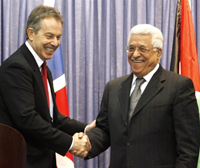 Tony Blair et le président palestinien Mahmoud Abbas, lundi 18 décembre à Ramallah. 

		(Photo : AFP)