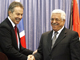 Tony Blair et le président palestinien Mahmoud Abbas, lundi 18 décembre à Ramallah. 

		(Photo : AFP)