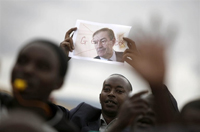 Un manifestant rwandais brandit une photo de Jean-Louis Bruguière, le juge français honni à Kigali. 

		(Photo : AFP)