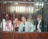 Incarcérés depuis sept ans, les infirmières bulgares et le médecin palestinien avaient fait appel de leur condamnation à mort en mai 2004. La Cour suprême libyenne avait 
ordonné un nouveau procès qui a débuté en mai 2006. 

		(Photo : Sylvain Biville/RFI)