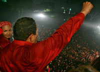 Réélu président du Venezuela avec plus de 61% des voix, Hugo Chavez salue la foule venue le soutenir à Caracas. 

		(Photo : AFP)
