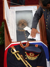 La dépouille, en grand uniforme, d'Augusto Pinochet 

		(Photo : AFP)