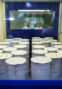 Deux employés du laboratoire Sanofi-Synthélabo contrôlent les stocks de produits chimiques. 

		(Photo : AFP)