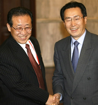 L'émissaire nord-coréen, Kim Kye-Gwan (à gauche), en compagnie du vice-ministre chinois des Affaires étrangères, Wu Dawei.
(Photo : AFP)