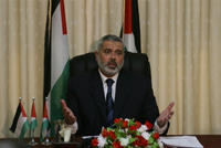 Le Premier ministre palestinien Ismail Haniyeh, lors de sa déclaration à la télévision à Gaza, le 19 décembre, a affirmé que «<em>les Palestiniens resteront unis</em>», suite aux violents incidents entre le Hamas et le Fatah. 

		(Photo :AFP)