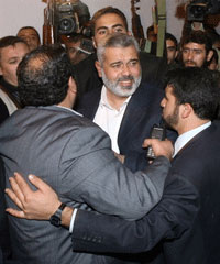 Le Hamas accuse le Fatah d'avoir voulu assassiner le Premier ministre palestinien, Ismaïl Haniyeh qui a pu finalement regagner Gaza tard dans la soirée de jeudi. 

		(Photo : AFP)