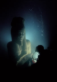 Statue colossale d’Hâpy, personnification divine de la crue du Nil, au moment de sa découverte à Héracléion, granit rose, aujourd’hui conservée au Musée maritime d’Alexandrie. IVe siècle av . J-C – début de l’époque ptolémaïque. &#13;&#10;&#13;&#10;&#9;&#9;(Photo : Christoph Gerigk)